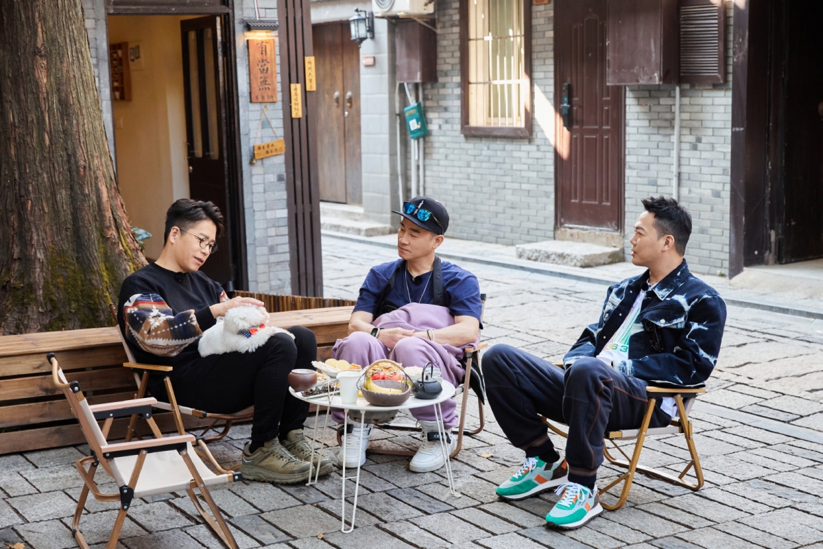 虽然目前两档团综“评价”大不相同，不过不少网友也希望能看到这两档节目能够来个梦幻联动