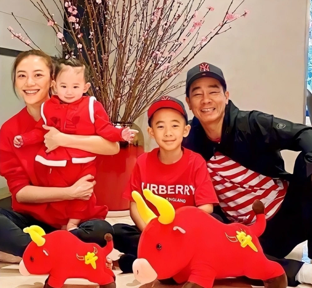 不过对于二胎家庭的父母来说,平衡两个孩子争宠的行为是最棘手的~