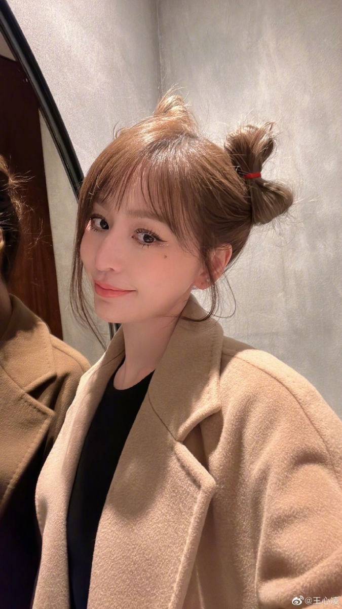 王心凌扎着甜美可爱的双丸子头玩自拍,衬托出来的少女气息扑面而来