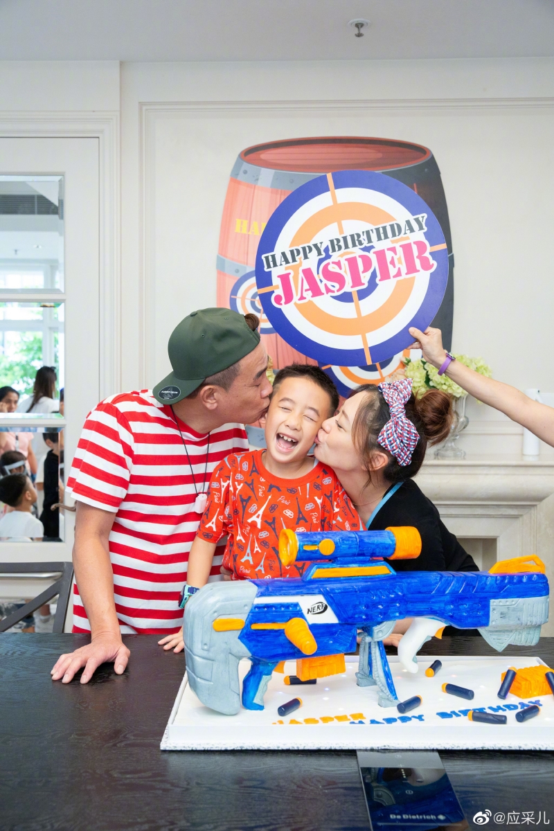 应采儿就笑言:「我会骗他啊!妈妈永远最爱你,永远爱你比弟弟多七年。」