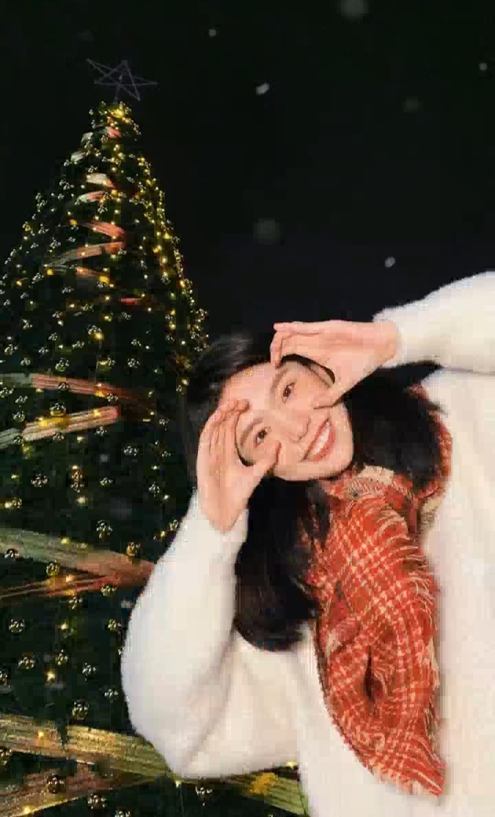 拍照 pose:双手靠近眼睛比两个「C」