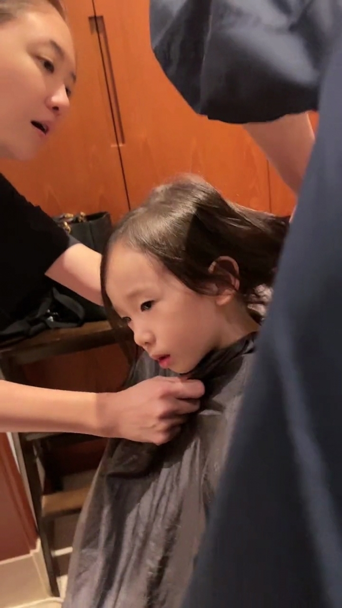 最近应采儿也分享了一段为儿子在家理发的视频!