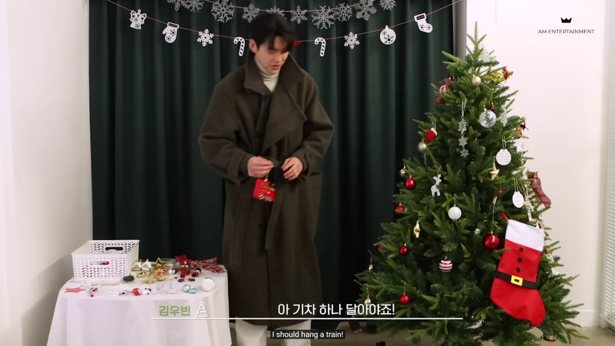 金宇彬挂上红色火车挂饰