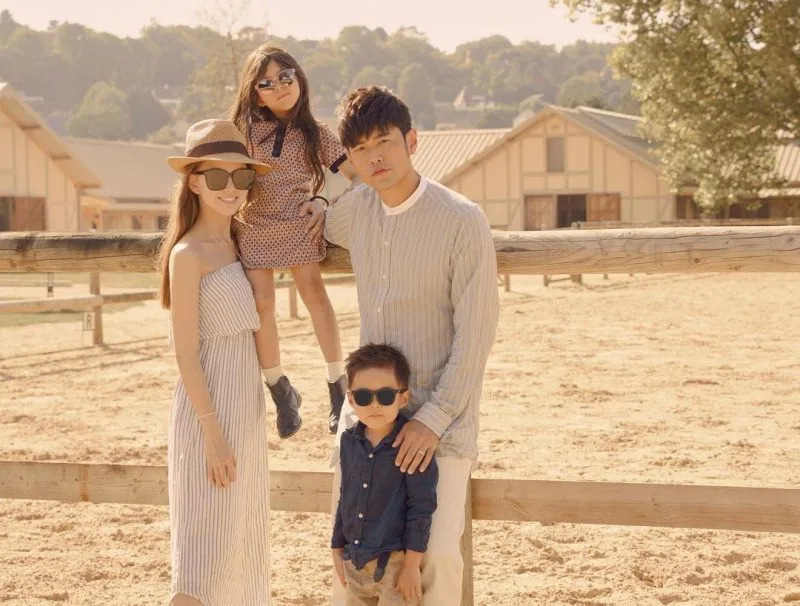 昆凌生完三胎后,身材纤瘦体态恢复良好,看起来仍然宛如少女一般~