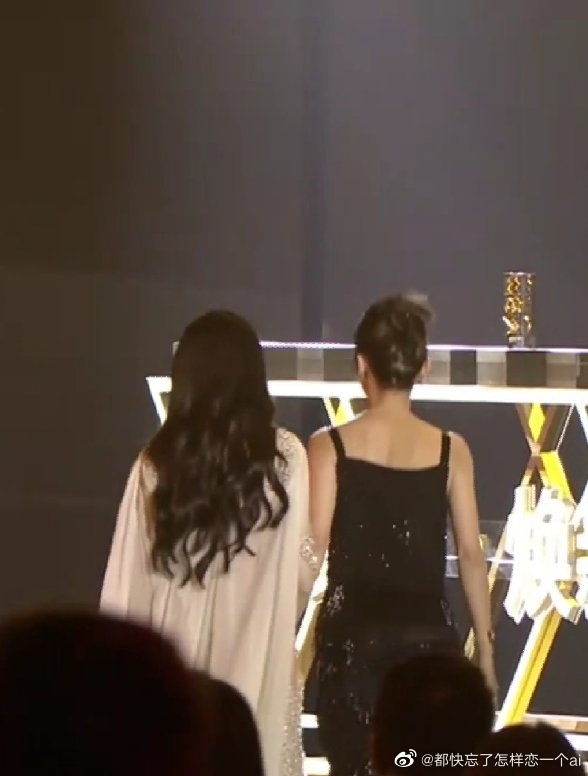 两人更手牵手一起走向舞台~