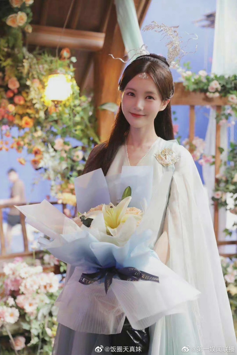 近来更客串古装偶像剧《苍兰诀》的“司命星君”人气再上一层楼!