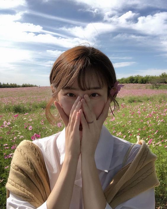 还是有一群镜头恐惧症的女生,面对镜头就会超级不自然