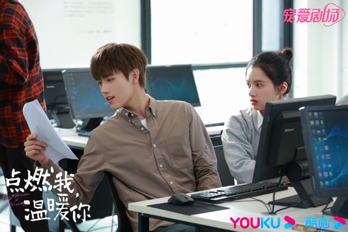 讲述了肆意张扬的编程天才李峋与勇敢坚韧的少女朱韵从青涩校园到职场拼搏几经波折,依然携手前行的成长爱情故事。