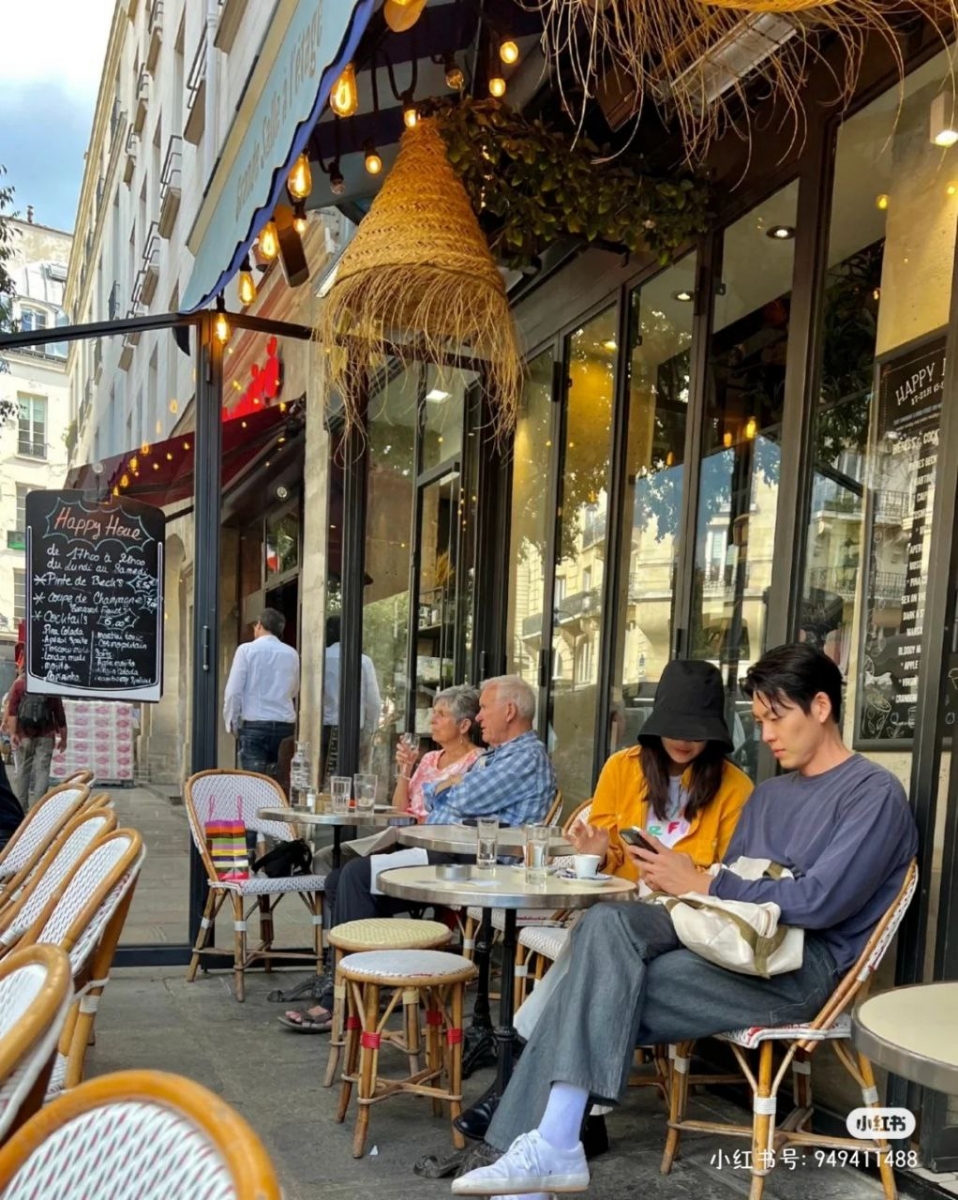 申敏儿和金宇彬同游巴黎