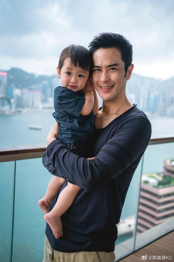 不少网民纷纷向郑嘉颖作出批评,认为他们夫妻俩没有教好儿子礼貌和尊重