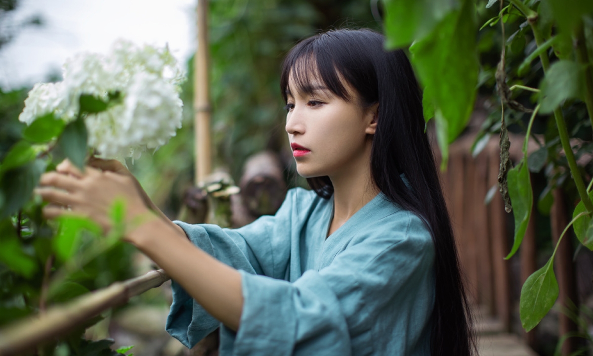 有网友搞笑建议邀请李子柒
