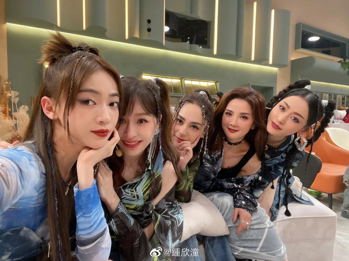 常驻嘉宾基本上都是“炒面组”成员,阿娇、阿Sa和吴谨言都来自王心凌队。