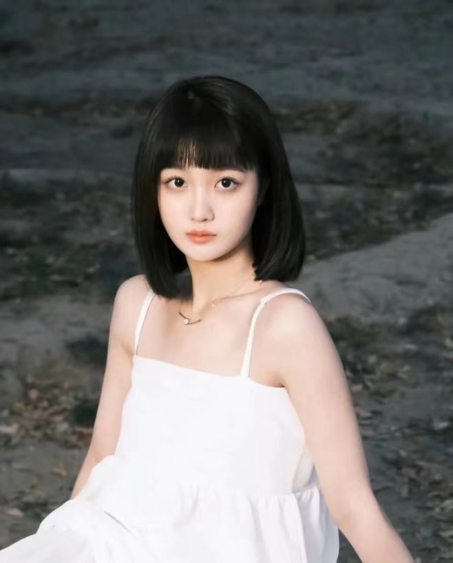 她似乎是北京电影学院陈飞宇同学、年仅20岁的网红女大生邵晴。