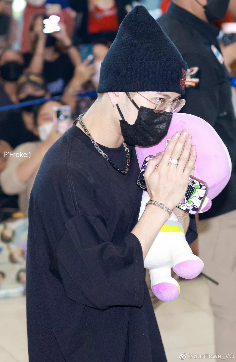 王嘉尔也在推特上发文：「我们只是来夜市，请不要站在雨中……不值得。」