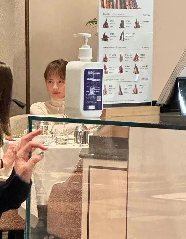 有网友在婚变后直击野生张嘉倪外出与朋友吃饭