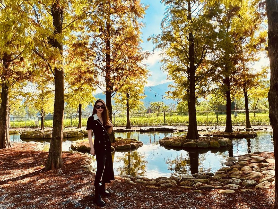 近日她在限动中分享自己穿着连身洋装的出游美照,细腰翘臀,性感又美丽动人!