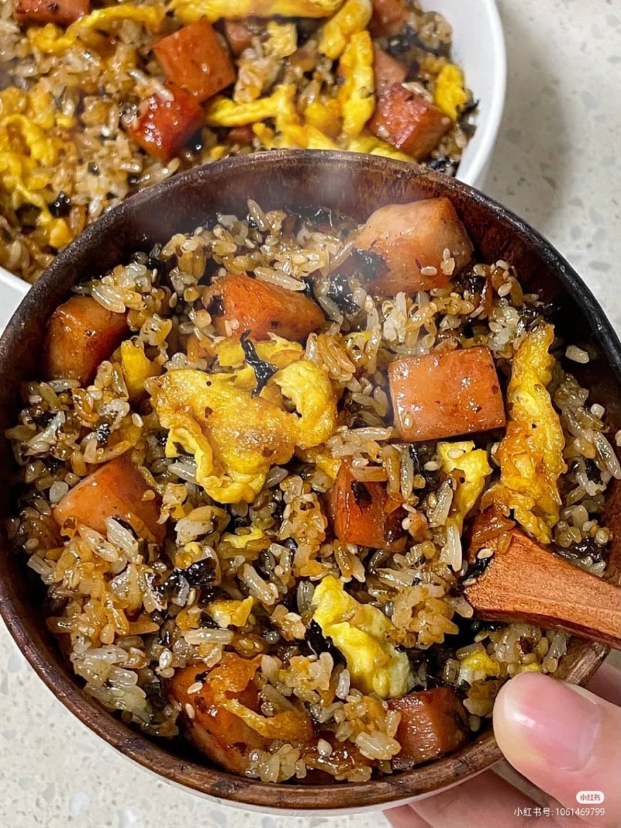 2、午餐肉+海苔碎炒饭