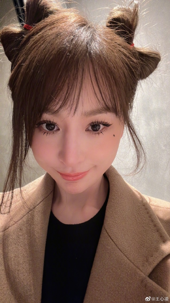 王心凌扎着甜美可爱的双丸子头玩自拍,衬托出来的少女气息扑面而来