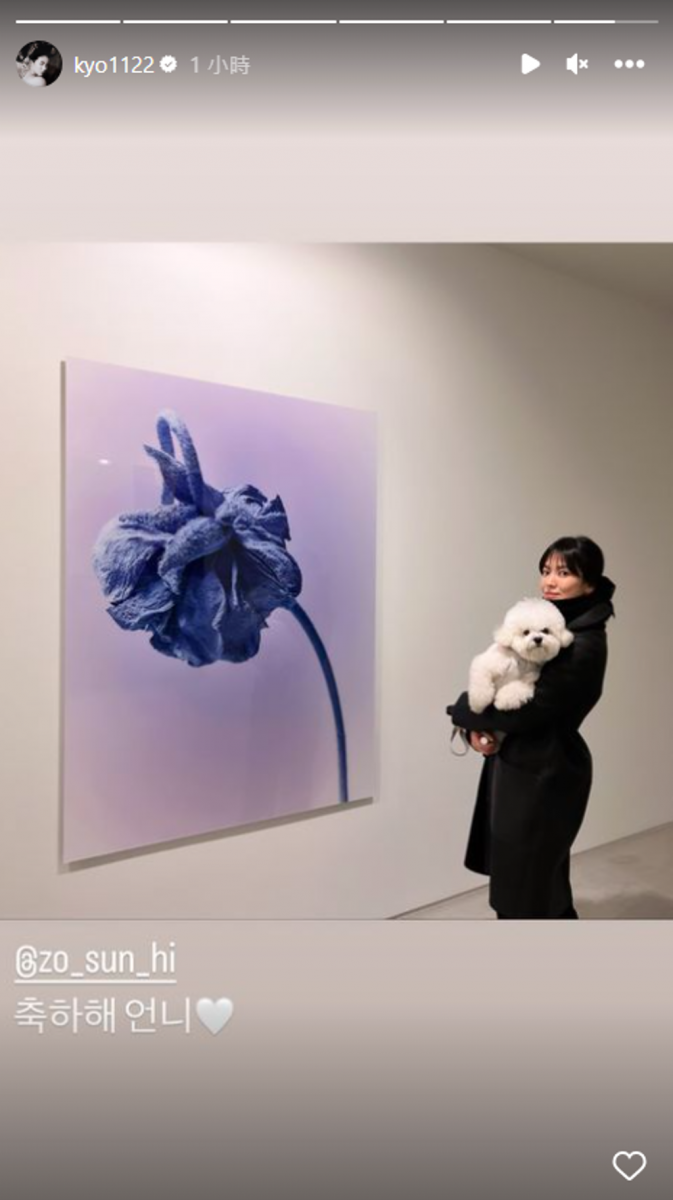 宋慧乔近日也在社交媒体上传照片,露出淡淡笑容,不受前夫认爱的事情影响。
