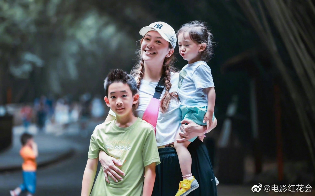 而且也有网友笑说HoHo长得和Jasper一模一样,就是缩小版的哥哥