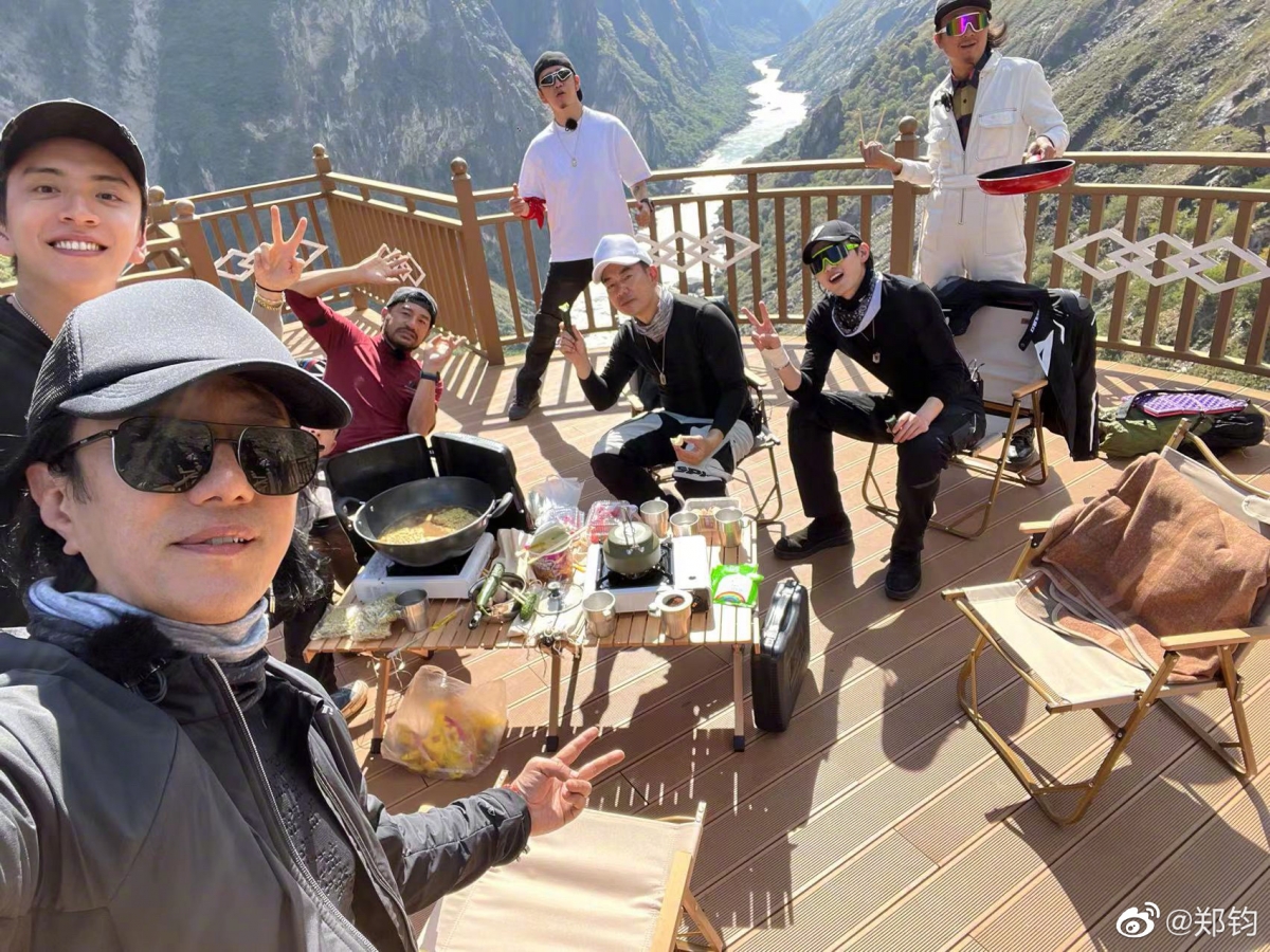 《大湾仔的夜2》是一档美食治愈真人秀，主要为“大湾区哥哥”量身打造，他们一同开餐车、玩音乐、会老友，体验人间烟火气息。