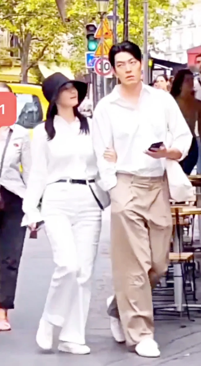 申敏儿和金宇彬穿情侣装逛街