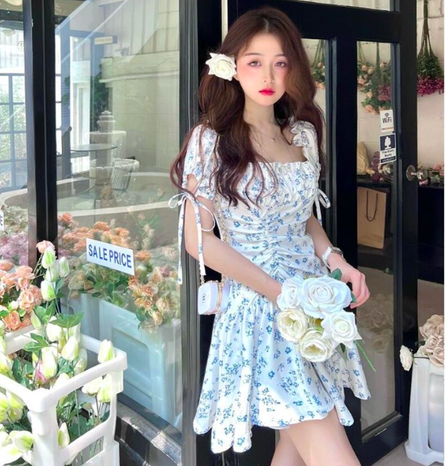 6、温柔风治愈蓝碎花连衣裙