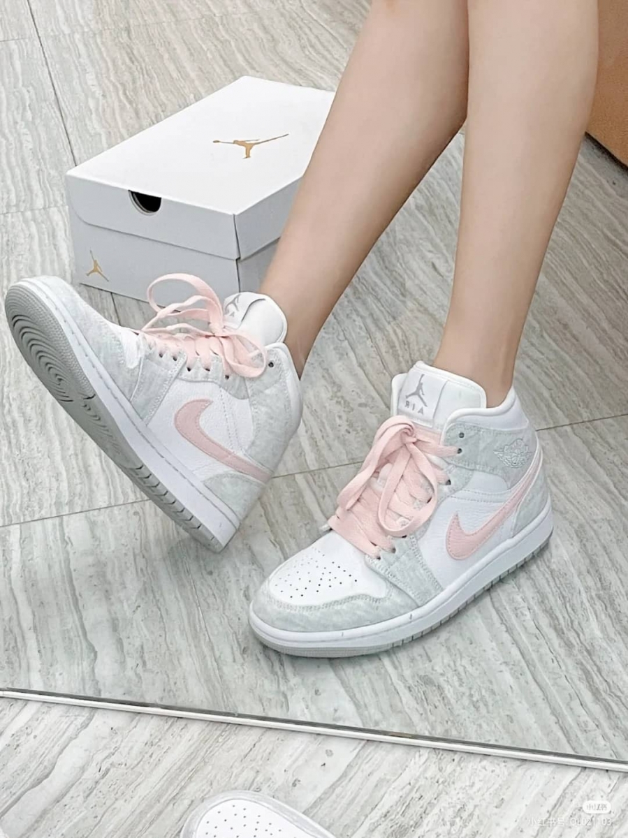 最后,外底则选用浅褐色,种种的搭配之下更是完善了鞋身的整体设计!