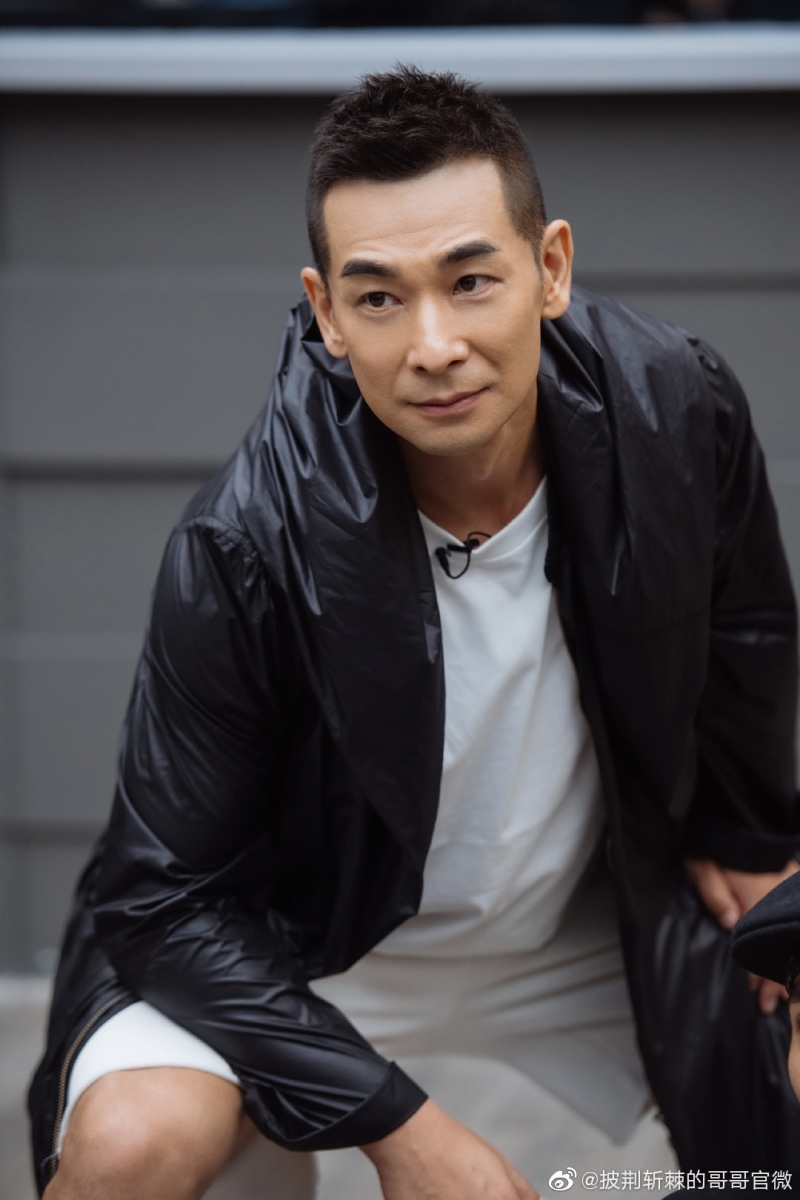 比如与赵文卓、吴京之间展开“撕名牌”游戏。