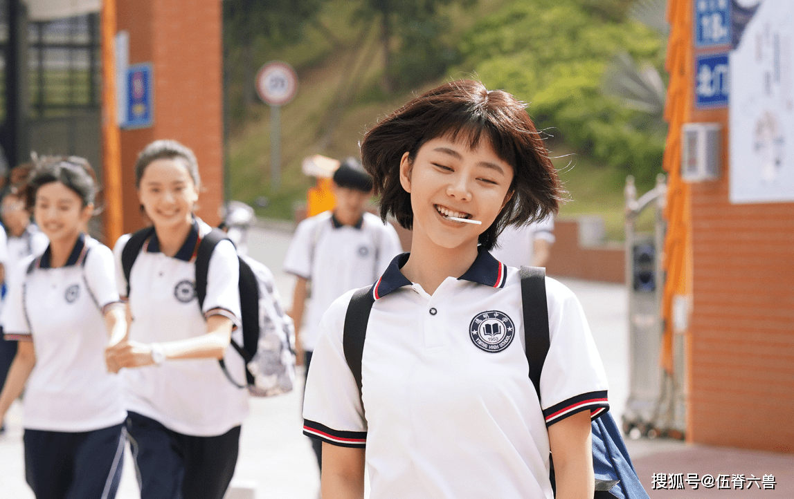 在早前大火的电视剧《以家人为名》，谭松韵就扮演16岁鬼马少女