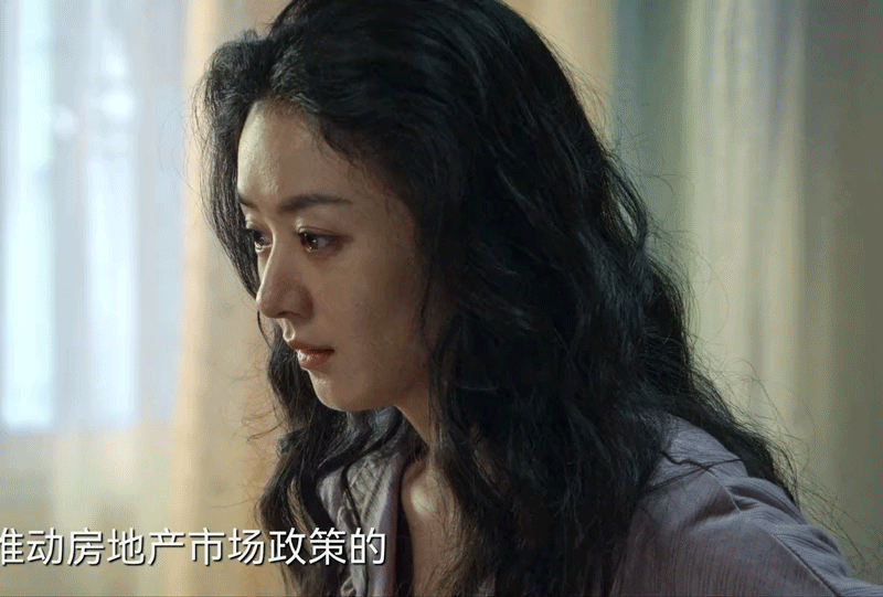 不仅给观众呈现出来了最自然的皮肤状态,整个表演可说是没有很浮夸的情感,演的很真实。