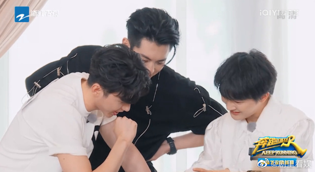 他不仅智商在线,也很有综艺感