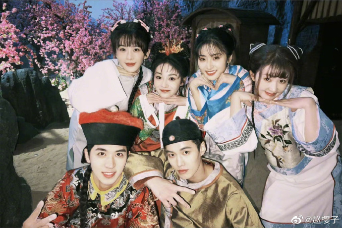 相比之下，给他们当背景板的赵樱子，真的赢麻了。