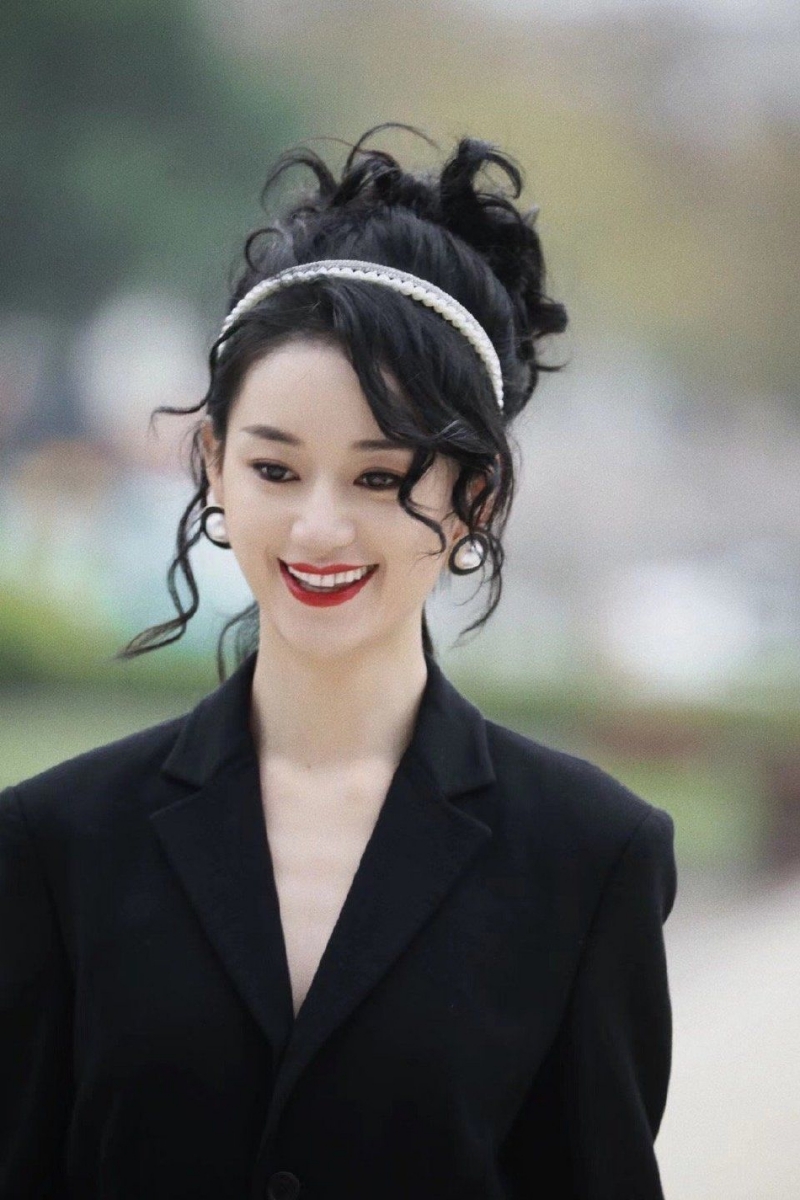 参加《无限超越班》的演员郭晓婷在直播的时候揭露了该节目的内幕