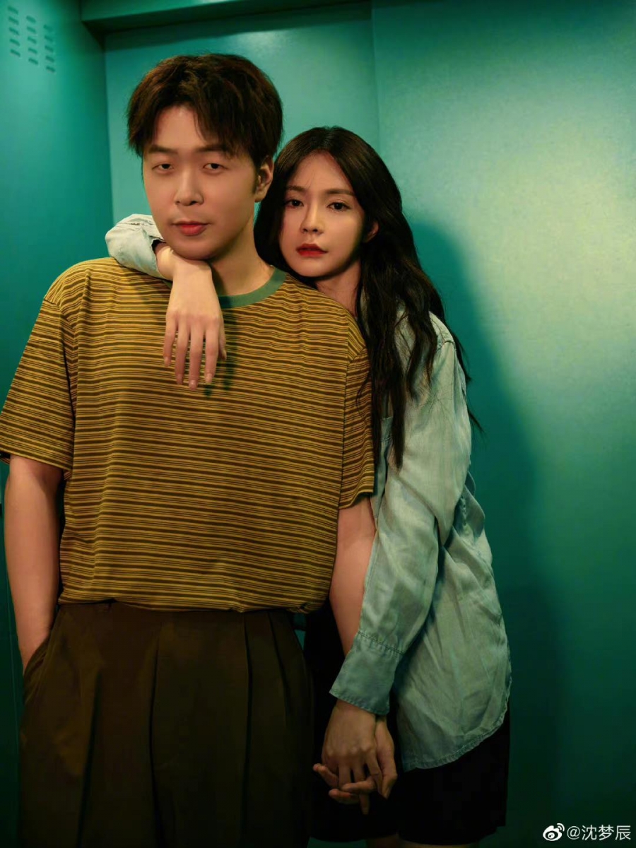 迟迟未补办婚礼的原因主要是觉得场地不适合加上这几年的疫情不太好