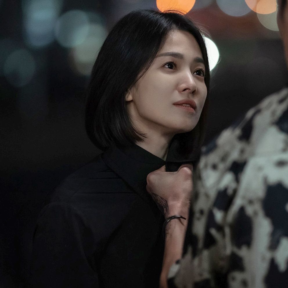 Netflix《黑暗荣耀》(The Glory)是由宋慧乔、李到晛、林智妍、郑成日等人主演的复仇韩剧