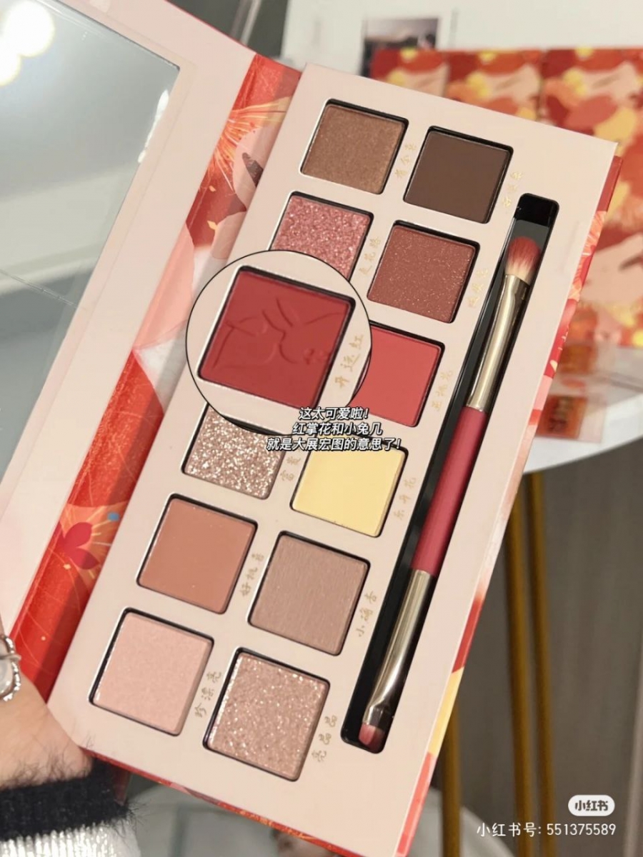 兔年限定眼影盘:1、完美日记「开运花兔」12 色眼影盘