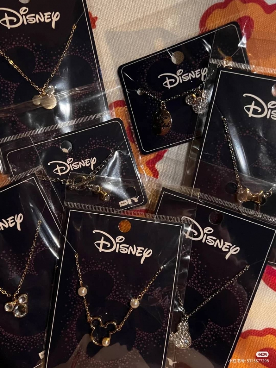 其中,就有不少网友在网上分享出在MR.DIY发现的迪士尼项链+耳环,不仅颜值高价格还很便宜!