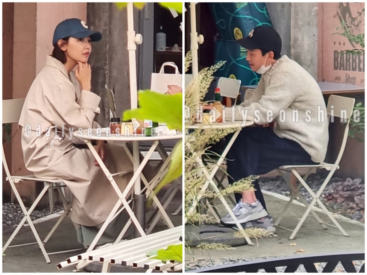 两人默契地穿着同色系的休闲服,头戴鸭舌帽