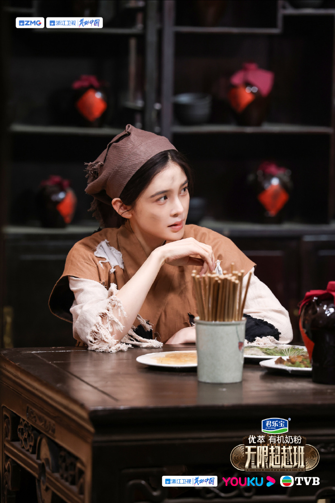 可没想到《射雕英雄传》请李治廷和李一桐来给赵樱子搭戏,可见赵樱子的待遇其实是不差的。