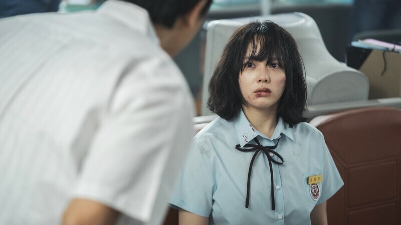 故事讲述女主角「文同珢」在高中时期遭到以「朴妍珍」为中心的五人组的校园霸凌。