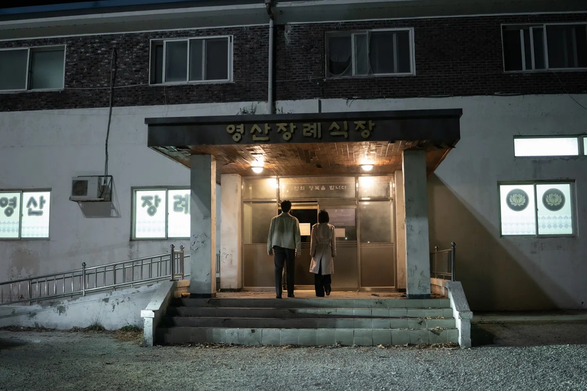 甚至还有宋慧乔与李到晛站在殡仪馆门口的背影照