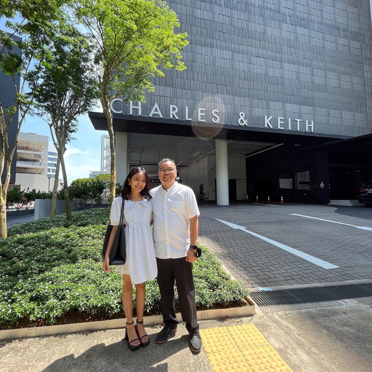 可以肯定她已经拥有了比名牌更奢侈的东西——「精神富足」