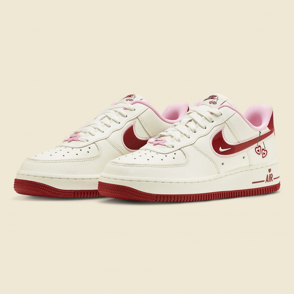 这双甜入人心的 AF 1,以樱桃红、少女粉、牛奶白三个颜色组合而成
