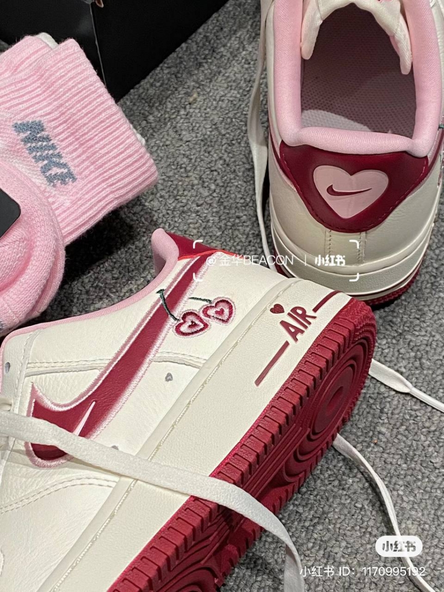 Nike 也不忘在字母 I 之上用小爱心点缀