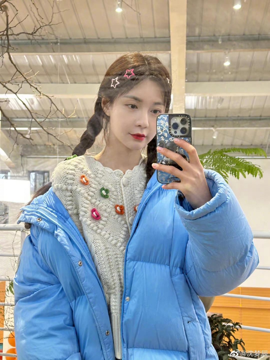 是不是怀孕了~因为她挡着肚子