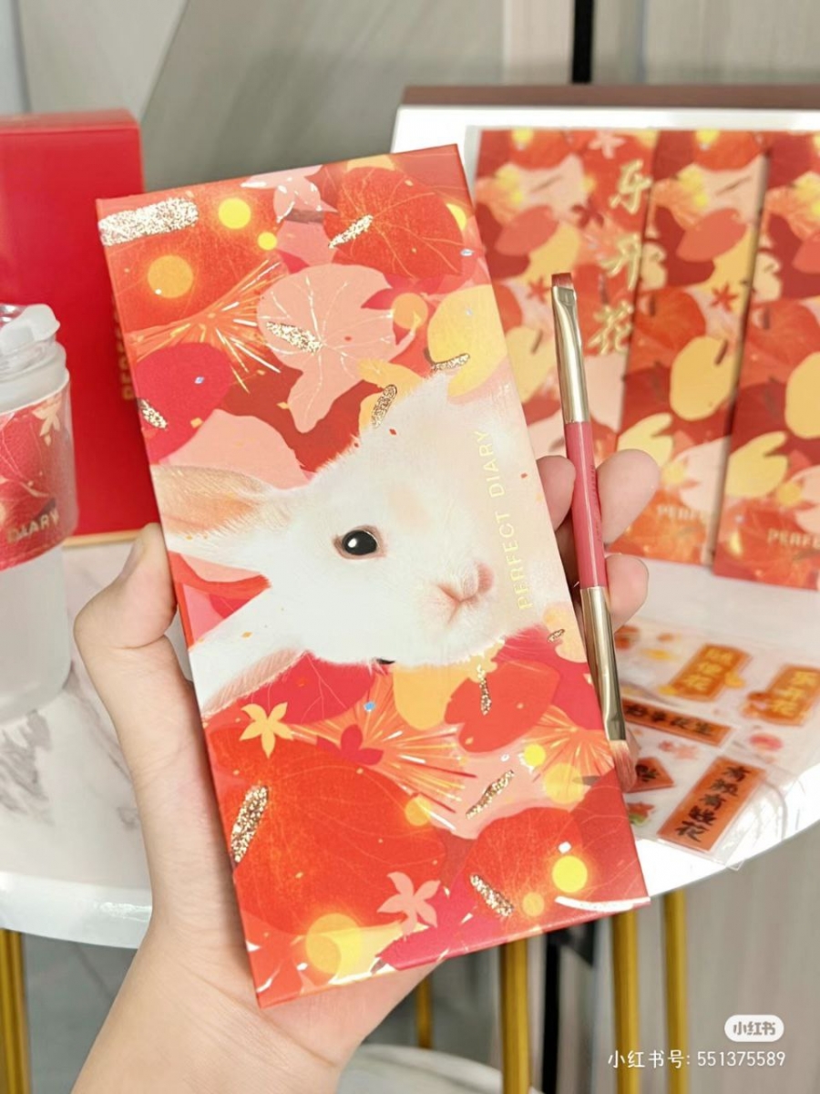 兔年限定眼影盘:1、完美日记「开运花兔」12 色眼影盘