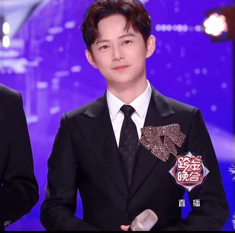 强忍悲痛都要为大家带来欢声笑语