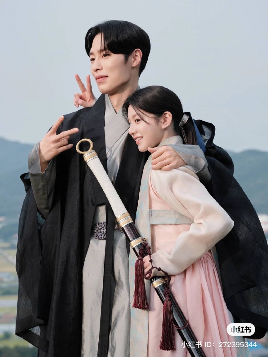 她和男主角「李宰旭」CP 感特别强，两人不只颜值配一脸，互动也很甜蜜自然