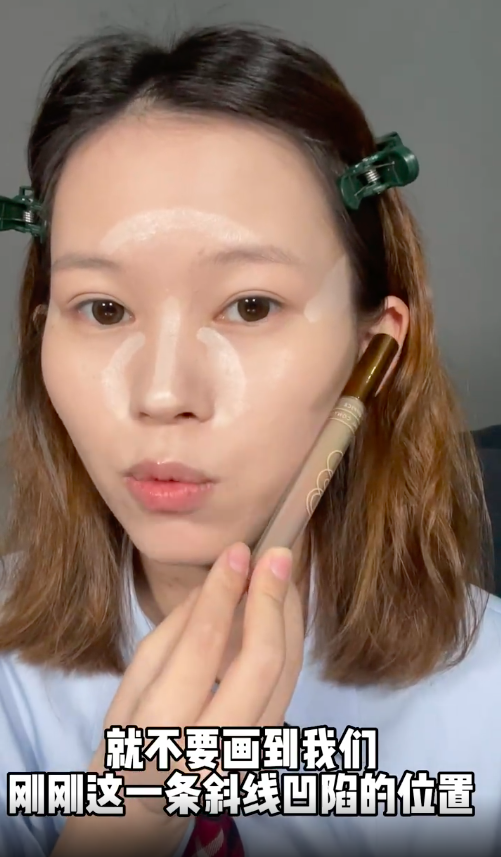 从耳朵最高点一直往下画，直到外眼角的位置